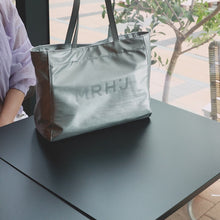 將影片載入圖庫檢視器並播放,MARHEN.J Bona 銀色尼龍托特包