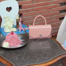 將影片載入圖庫檢視器並播放,MARHEN.J Arch 環保皮革方形掀蓋兩用包 (3色)