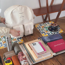 將影片載入圖庫檢視器並播放,MARHEN.J Mark Large 米白色簡約後背包