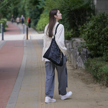 將圖片載入圖庫檢視器 CCOMAQUE BY DOLSILNAI 白鶴印花黑色手提包