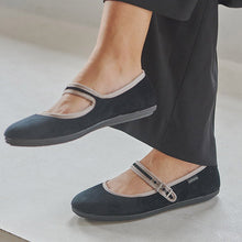 將圖片載入圖庫檢視器 VICTORIA 黑駝撞色瑪莉珍娃娃鞋