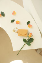 將圖片載入圖庫檢視器 D.LAB Nini 微笑真皮黃色卡夾零錢包