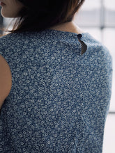 將圖片載入圖庫檢視器 DOLSILNAI 碎花印染無袖藍色上衣