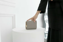 將圖片載入圖庫檢視器 D.LAB Teen Lip 鍊條迷你灰褐色方包