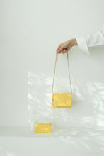 將圖片載入圖庫檢視器 D.LAB Teen Lip 鍊條迷你黃色方包