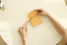 將圖片載入圖庫檢視器 D.LAB Nini 微笑真皮深藍色卡夾零錢包