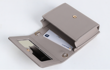 將圖片載入圖庫檢視器 D.LAB Teen Lip 鍊條迷你灰褐色方包