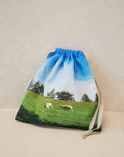將圖片載入圖庫檢視器 PHOTOZENIAGOODS 兩隻綿羊風景束口袋