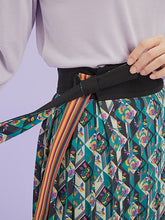 將圖片載入圖庫檢視器 CCOMAQUE 牡丹花摺皺合身黑色長裙