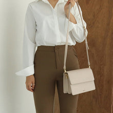 將圖片載入圖庫檢視器 D.LAB May 米色斜肩包