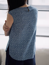 將圖片載入圖庫檢視器 DOLSILNAI 碎花印染無袖藍色上衣