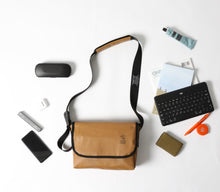 將圖片載入圖庫檢視器 OVER LAB Another Mountain 棕色環保郵差包
