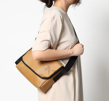 將圖片載入圖庫檢視器 OVER LAB Another Mountain 棕色環保郵差包
