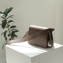 將圖片載入圖庫檢視器 D.LAB May 咖啡色斜肩包