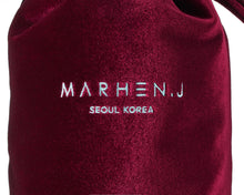 將圖片載入圖庫檢視器 MARHEN.J Jory天鵝絨水桶包_酒紅色