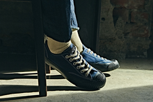 將圖片載入圖庫檢視器 BAKE-SOLE Yeast 深藍x黑底帆布鞋