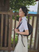 將影片載入圖庫檢視器並播放,MARHEN.J Luna 尼龍米駝色半月包