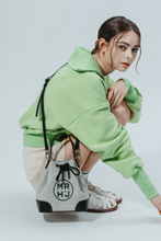 將圖片載入圖庫檢視器 MARHEN.J Noah 黑色蘋果皮革水桶兩用包(薛仁雅、ADORA同款)