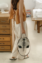 將圖片載入圖庫檢視器 MARHEN.J Noah 黑色蘋果皮革水桶兩用包(薛仁雅、ADORA同款)