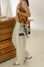 將圖片載入圖庫檢視器 MARHEN.J Noah 黑色蘋果皮革水桶兩用包(薛仁雅、ADORA同款)