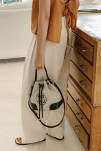 將圖片載入圖庫檢視器 MARHEN.J Noah 黑色蘋果皮革水桶兩用包(薛仁雅、ADORA同款)