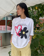 將圖片載入圖庫檢視器 FALLETT Love Spray 愛心噴漆白色短袖T恤 (STAYC YOON同款)
