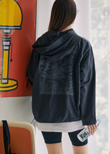 將圖片載入圖庫檢視器 [2022 CAST] CCOMAQUE by DOLSILNAI 深灰色刺繡造型防風上衣
