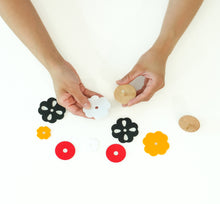 將圖片載入圖庫檢視器 [ARTSOOMBI] MUSEUM IN HAND Korean Heritage "Paengi" Spinning Tops Kit
