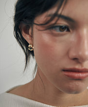 將圖片載入圖庫檢視器 VERTE Deux.silver.203 / epais cote 耳環（金色）
