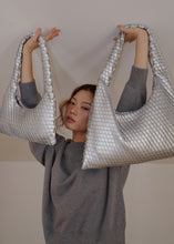 將圖片載入圖庫檢視器 KWANI Textured 壓紋銀色新月包
