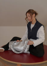 將圖片載入圖庫檢視器 KWANI Textured 壓紋銀色新月包
