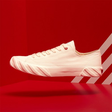 將圖片載入圖庫檢視器 AGE 全白紅點低筒帆布輪胎鞋 230~250
