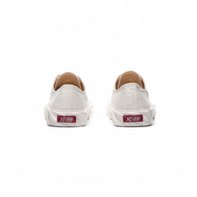 將圖片載入圖庫檢視器 AGE 全白紅點低筒帆布輪胎鞋 230~250
