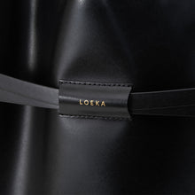 將圖片載入圖庫檢視器 LOEKA Lia 黑色簡約都會皮帶造型水桶包
