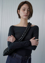 將圖片載入圖庫檢視器 KWANI 法式慵懶編織壓紋半月肩背包 黑色
