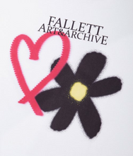 將圖片載入圖庫檢視器 FALLETT Love Spray 愛心噴漆白色短袖T恤 (STAYC YOON同款)
