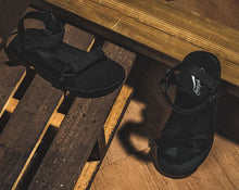 將圖片載入圖庫檢視器 BSQT by Classy 黑色束帶拖鞋
